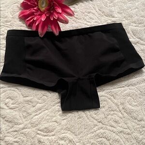 FREE FREE NWOT VICTORIA SECRET BOY SHORTS SIZE MEDIUM